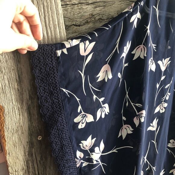 𝅺motherhood Maternity size O/S Navy floral kimono with crochet trim - Picture 3 of 6
